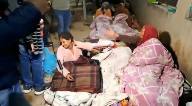 आधी रात तेजस्वी निकले पटना की सड़कों पर, फुटपाथ किनारे सो रहे लोगों को बांटा कंबल