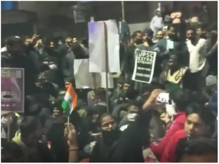 UPSC सिविल सेवा परीक्षा को लेकर कड़कड़ाती ठंड में भी आंदोलन क्यों कर रहे हैं छात्र, जानिए मामला