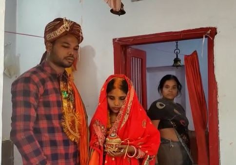 पहले जमकर हुई कुटाई फिर मंदिर में कराई गई शादी, प्रेमी जोड़े के सात फेरे  का थाना बना गवाह