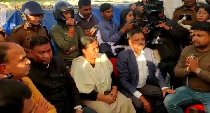 नियोजन नीति रद्द होने के विरोध में विधानसभा घेराव करने पहुंचे थे छात्र, मंत्री और विधायक ने सुनी मांगे, जताई सहमती