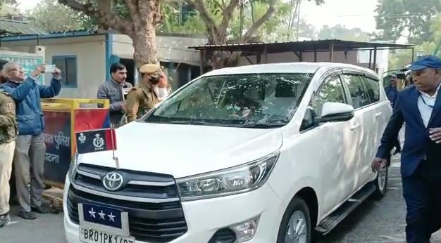 पदभार ग्रहण करते ही हाजिरी लगाने राबड़ी आवास पहुंचे बिहार के नए DGP, उठने लगे कई सवाल