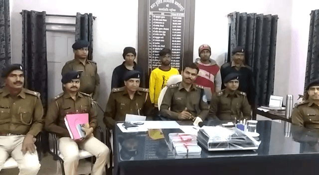 शहर में लगातार अपराधिक घटनाओं को अंजाम दे रहे तीन गिरफ्तार, 8 मोबाइल और 3 लाख रुपए बरामद