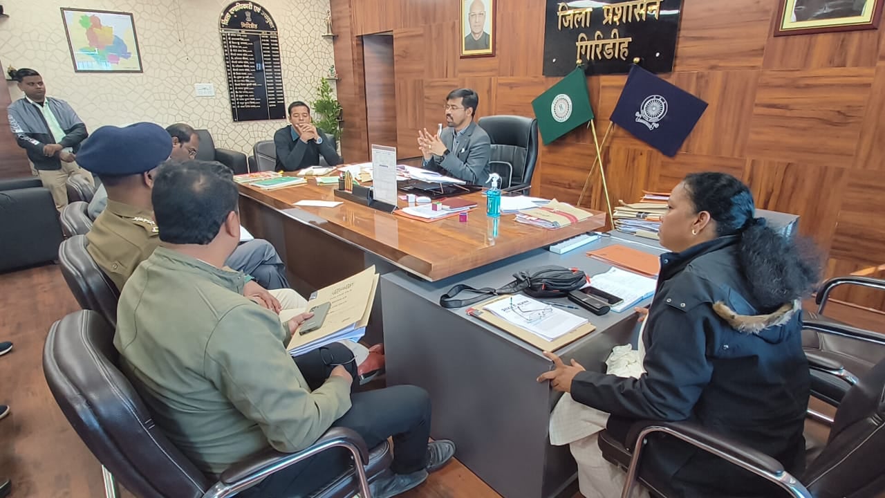 गिरिडीह : डीसी ने किया पारसनाथ विकास प्राधिकरण की उच्च स्तरीय बैठक, कहा किसी सूरत में सम्मेद शिखर के पवित्रता से नहीं होगा खिलवाड़