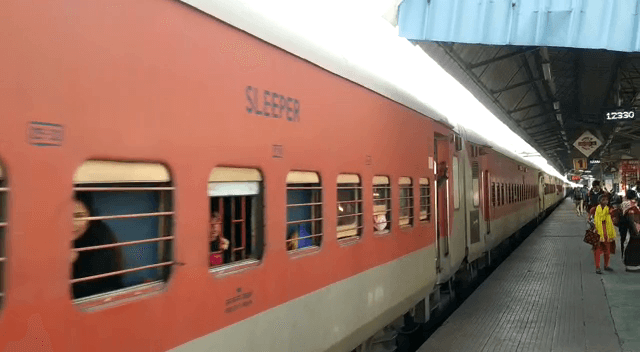 ट्रेनें लेट होने के बाद रेलवे अधिकारियों के बर्ताव से यात्री नाराज, जानिए क्या है कारण