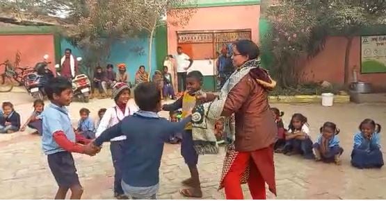 मुंगेर का ये सरकारी स्कूल पढ़ाई के अनूठे तरीके को लेकर चर्चा में, यहां नाचते गाते बच्चों को दी जाती है शिक्षा
