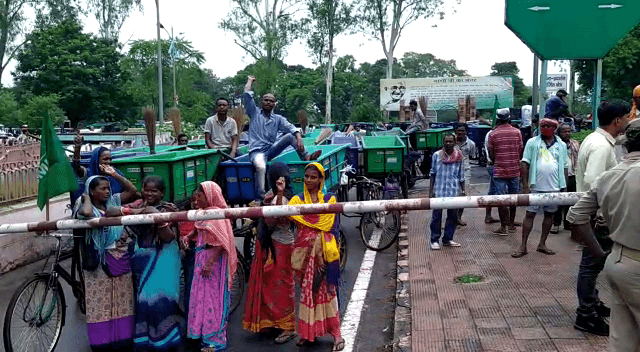 सफाईकर्मीयों ने घेरा प्रबन्धन को, इस्पात प्रबन्धन के खिलाफ जमकर लगाये नारे..!
