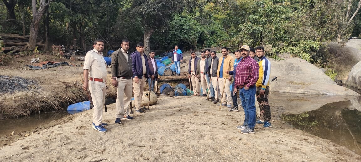 गिरिडीह: अवैध शराब कारोबार के खिलाफ उत्पाद विभाग की कार्रवाई, सैकड़ों लीटर महुआ शराब जब्त