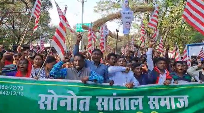 कुड़मी कैसे हो सकते हैं आदिवासी? धनबाद की सडको पर उतर सोनेत संताल समाज ने पूछा प्रश्न