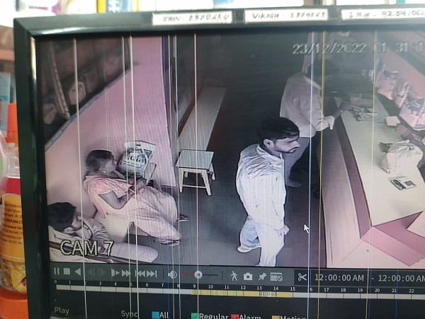 धनबाद के कतरास में दिनदहाड़े दो लाख की छिनतई, जानिए कैसे हुई घटना