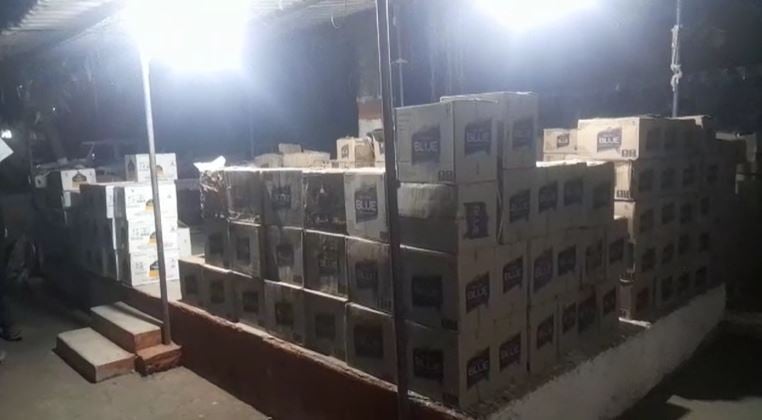 बांका में डाक पार्सल,व बेटी बचाओ बेटी पढ़ाओ लिखे कंटेनर  से भारी मात्रा में शराब बरामद, दो गिरफ्तार