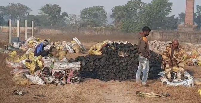 धनबाद: प्रशासन की बड़ी कार्रवाई, निरसा में हजारों की संख्या में बोरे में भरकर रखा कोयला जब्त