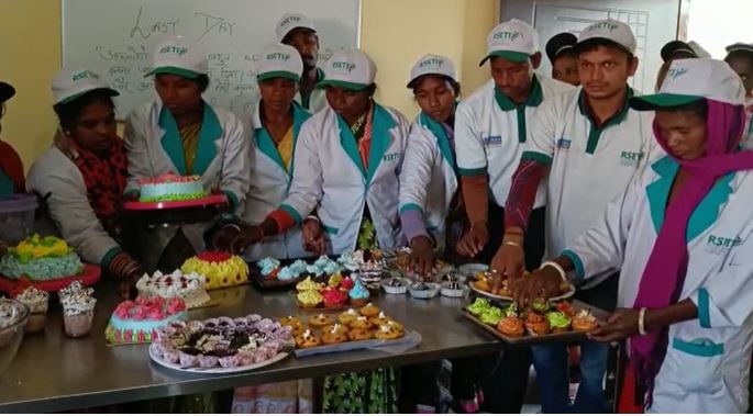 लोहरदगा जिले के लोग अब सीख रहे नए-नए गुर, स्वरोजगार के तहत अब बेकरी बिजनेस में उतरे लोग