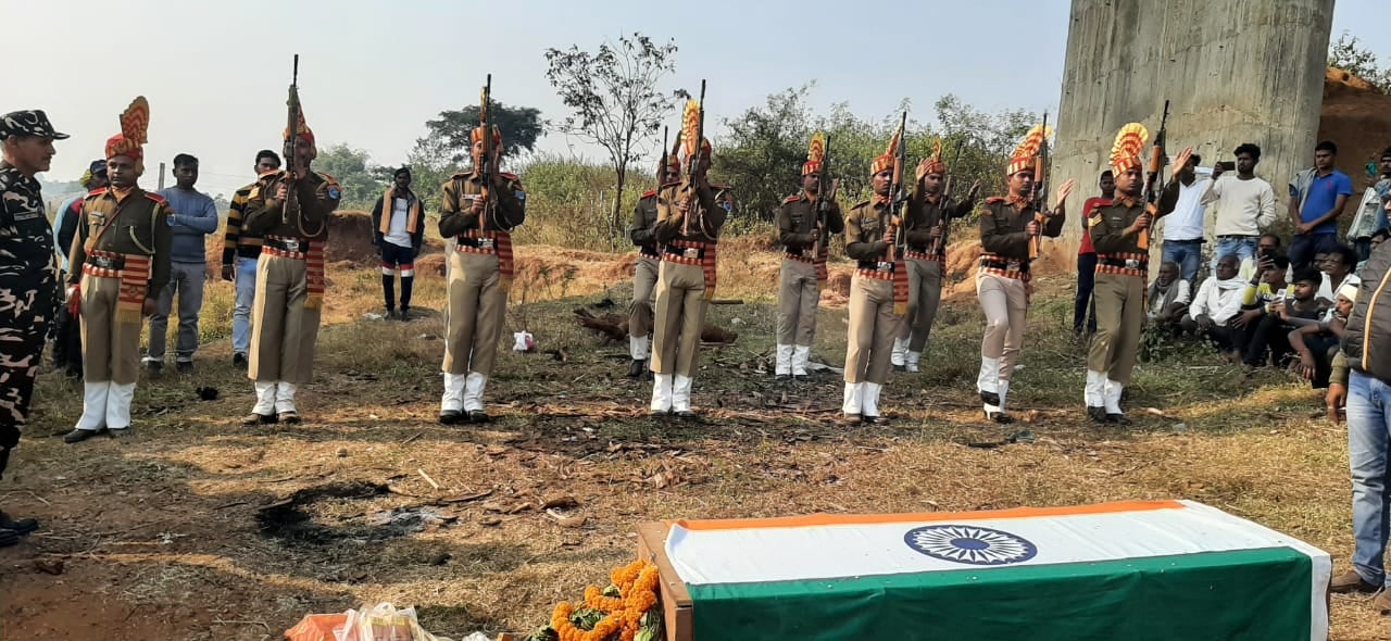 धनबाद: एसएसबी जवान का शव गोमो पहुंचते ही शोक में डूबा इलाका, पिता का रो-रो कर बुरा हाल