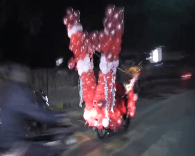 क्रिसमस के मौके पर जमशेदपुर की सड़को पर लोगों के बीच खुशियां बांट रहें सांता क्लाज !