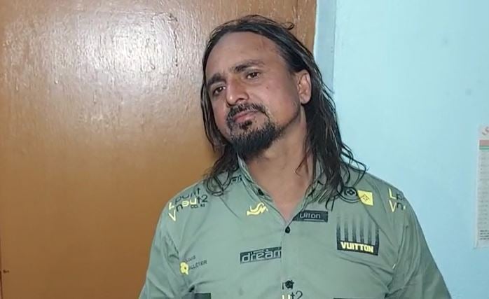 दरभंगा एयरपोर्ट से मैगजीन और कारतूस के साथ एक युवक गिरफ्तार, कई फर्जी आईकार्ड भी बरामद