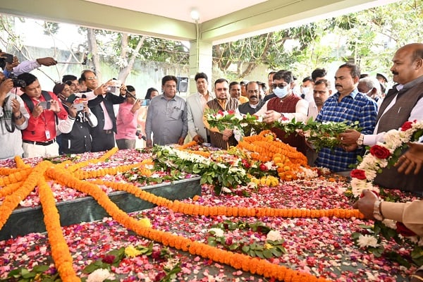 CM हेमंत ने शहीद निर्मल महतो की जयंती पर उनकी प्रतिमा पर माल्यार्पण किया, कहा- वीर-शहीदों को मिलेगा पूरा सम्मान