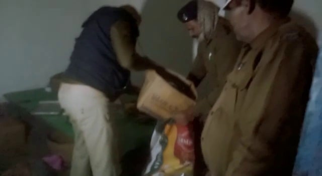 गिरिडीह : उत्पाद विभाग ने होटल में मारा छापा, 5 लाख का नकली शराब जब्त, दो गिरफ्तार