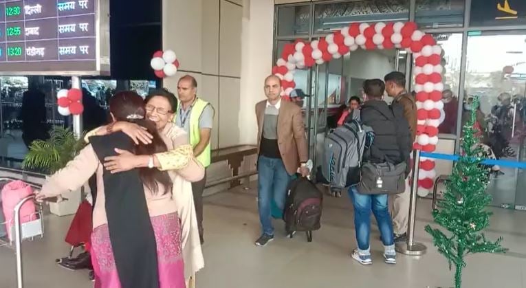 Corona Alert ! पटना एयरपोर्ट पर यात्री नहीं करवा रहे कोविड जांच, स्वास्थ्य कर्मियों को हो रही परेशानी