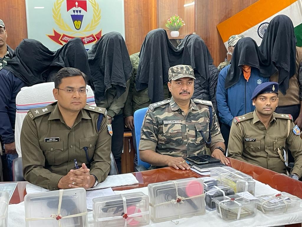 चतरा : टेरर फंडिंग मामले में टीएसपीसी के सात नक्सली गिरफ्तार, भारी मात्रा में हथियार बरामद