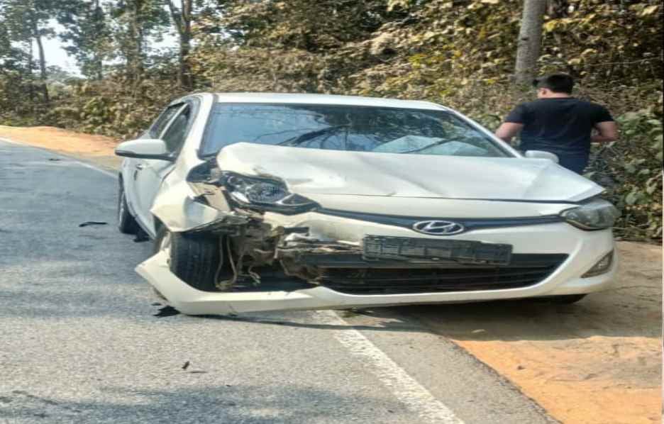 सिमडेगा: कार और एसयूवी में भिड़ंत, कार सवार बच्चे की हुई मौत