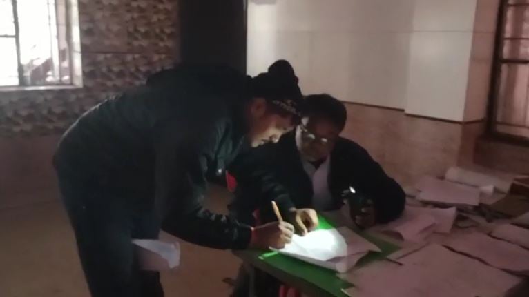 कटिहार में बत्ती गुल वोटिंग चालू....मोबाइल की रोशनी में हो रहा है मतदान