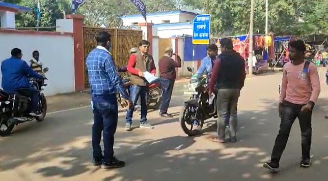 दुमका: परिवहन विभाग ने चलाया सड़क सुरक्षा को लेकर जागरूकता अभियान, लोगों को पढ़ाया गया ट्रैफिक नियमों का पाठ