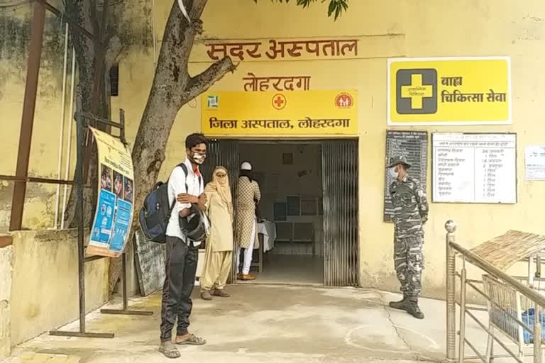 UPDATE ! लोहरदगा : सर्च अभियान के दौरान पुलिस-नक्सली मुठभेड़ में मारा गया इनामी नक्सली चन्द्रभान पाहन, परिजनों ने की पहचान