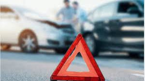 धनबाद : सडकों पर बदहवाश चलते हाईवा ने पहले पोल तोड़ा, फिर टेम्पो को मारा धक्का, जानिए आगे क्या हुआ