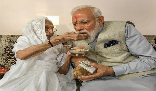 PM मोदी की मां हीरा बा के साथ तस्वीरें, हर मां-बेटे की आंखे कर देगी नम, प्रधानमंत्री का रखती थी छोटे बच्चे जैसा ख्याल