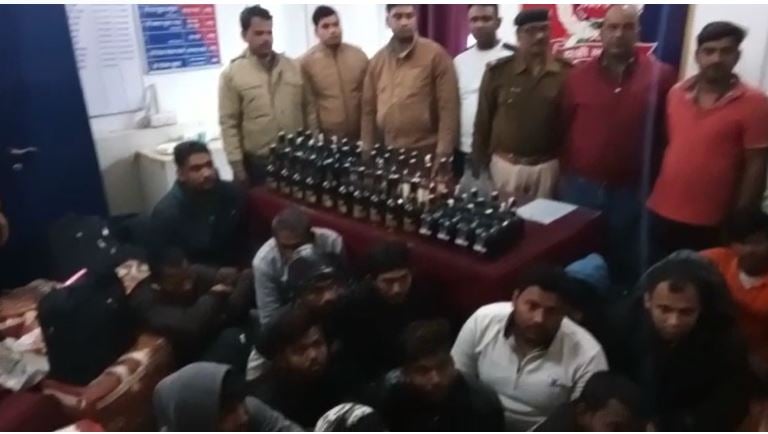 बक्सर में चलती ट्रेन में छापेमारी, दस लाख के शराब बरामद के साथ 19 तस्कर गिरफ्तार