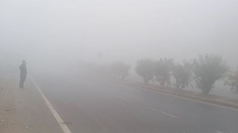 घने कोहरे की चपेट में बिहार, धुंध के कारण लोगों को यातायात में हो रही परेशानी