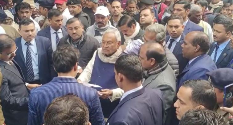 नालंदा: अपने मां की पुण्यतिथि के मौके पर पैतृक गांव पहुंचे सीएम नीतीश कुमार, पूरे गांव का किया भ्रमण