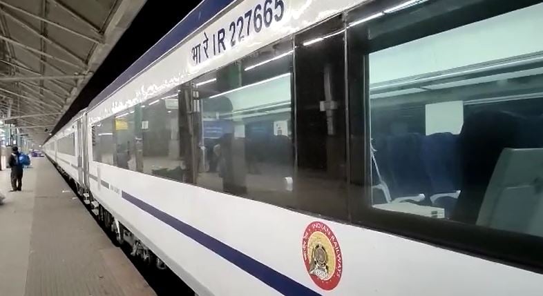 पश्चिम बंगाल के मालदह में वंदे भारत एक्सप्रेस ट्रेन पर पथराव, कई विंडों के कांच टूटे, तीन दिन पहले ही हुई थी लॉन्च