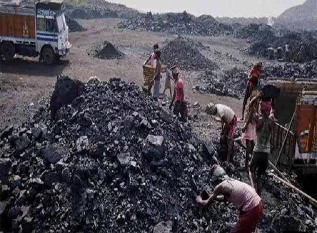 बरवा अड्डा में झामुमो नेता रहे स्वर्गीय दुर्योधन चौधरी की जमीन पर चल रहा था अवैध कोयल डिपो, बरामद हुआ एक करोड़ का कोयला