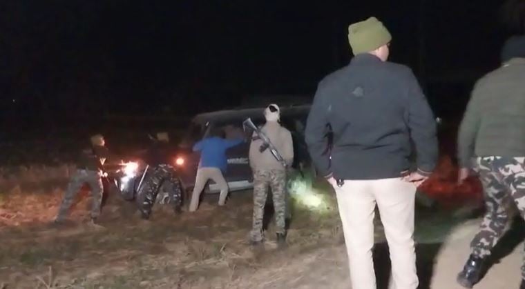 बच्चा अपहरण मामले को लेकर पुलिस और पब्लिक में झड़प, पुलिस ने किया लाठी चार्ज, एक जवान घायल