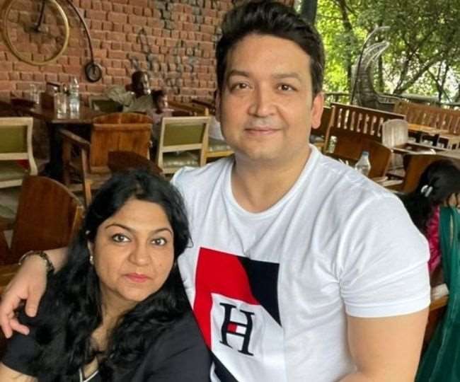 जेल से निकली निलंबित IAS पूजा सिंघल, पति अभिषेक संग घर के लिए रवाना