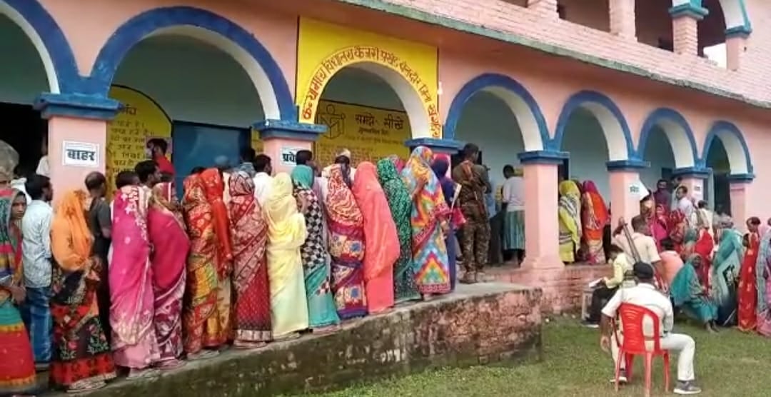 बिहार में पांचवें चरण का मतदान जारी, मतदाताओं की लगी है लंबी कतारें
