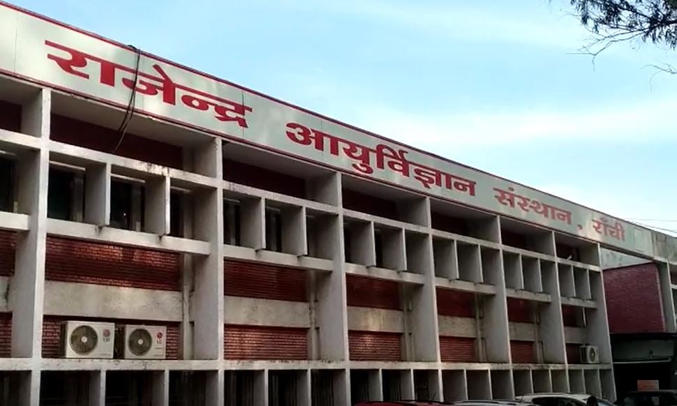 रिम्स में ट्रॉलीमैन और सुरक्षा कर्मी की हड़ताल से मरीज परेशान, तीन मरीजों ने एम्बुलेंस में तोड़ा दम