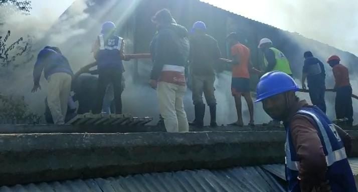 BREAKING ! निर्माणाधीन मेडिकल कॉलेज के लेबर क्वार्टर में लगी आग, मची अफरा-तफरी