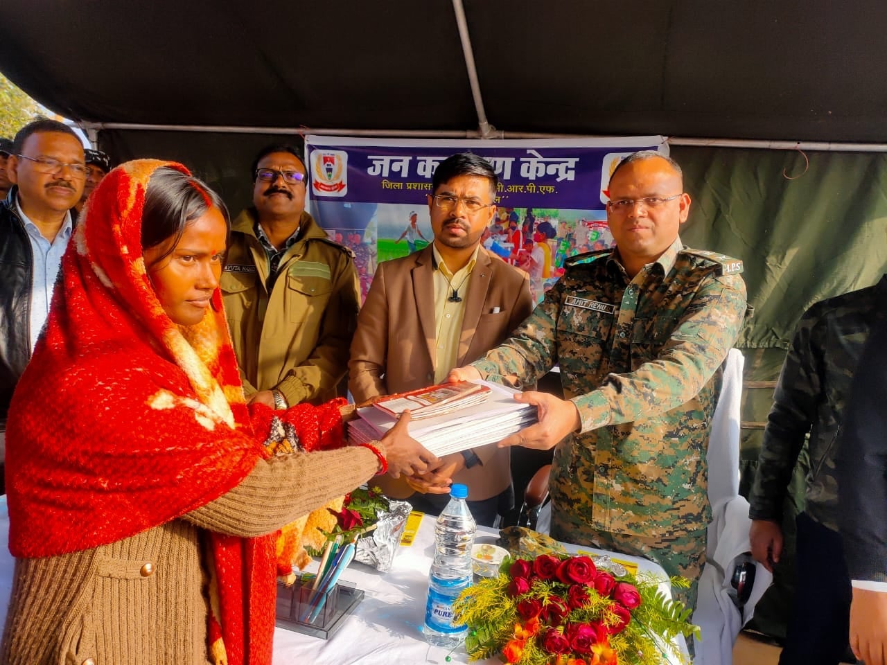 झारखंड पुलिस और CRPF की पहल: उग्रवाद प्रभावित क्षेत्रों में जन कल्याण केंद्र से ग्रामीणों तक पहुंच रही जन कल्याणकारी योजना