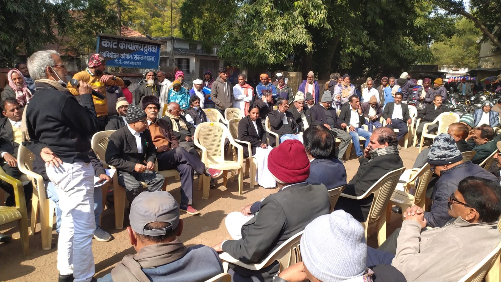 दुमका में अधिवक्ताओं का हड़ताल,  4 सूत्री मांगों को लेकर दो दिनों तक ठप रहेगा न्यायिक कार्य