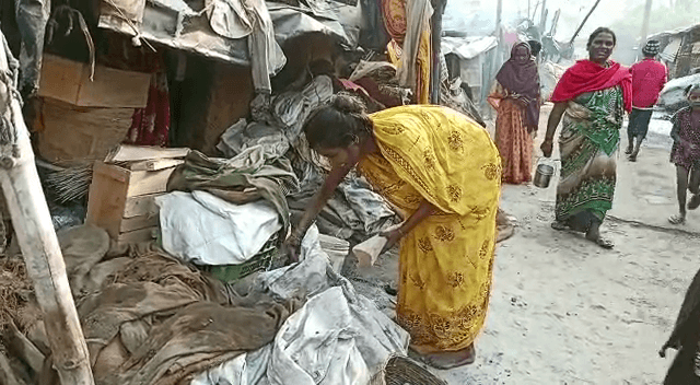 चिराग तले अंधेरा ! नगर निगम कार्यालय के ठीक पीछे स्लम एरिया में रह रहे लोगों को सरकारी सुविधा मिलने का इंतजार