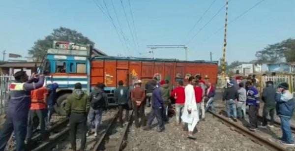 धनबाद : ट्रक ने मोटरसाइकिल को मारा धक्का फिर फंस गया रेलवे लाइन पर, जानिए फिर क्या हुआ