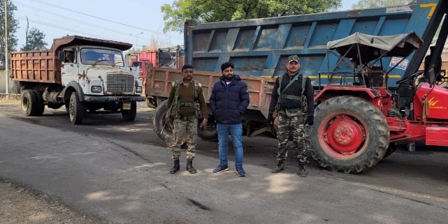 रामगढ़ : पुलिस ने अवैध बालू और चिप्स लदा वाहन किया जब्त, कारोबारियों में हड़कंप