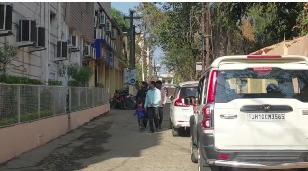 धनबाद के बड़े कारोबारी के ठिकानो पर सर्वे दूसरे दिन भी जारी ,स्टॉक में गड़बड़ी सहित जमीन में भारी निवेश की चर्चा