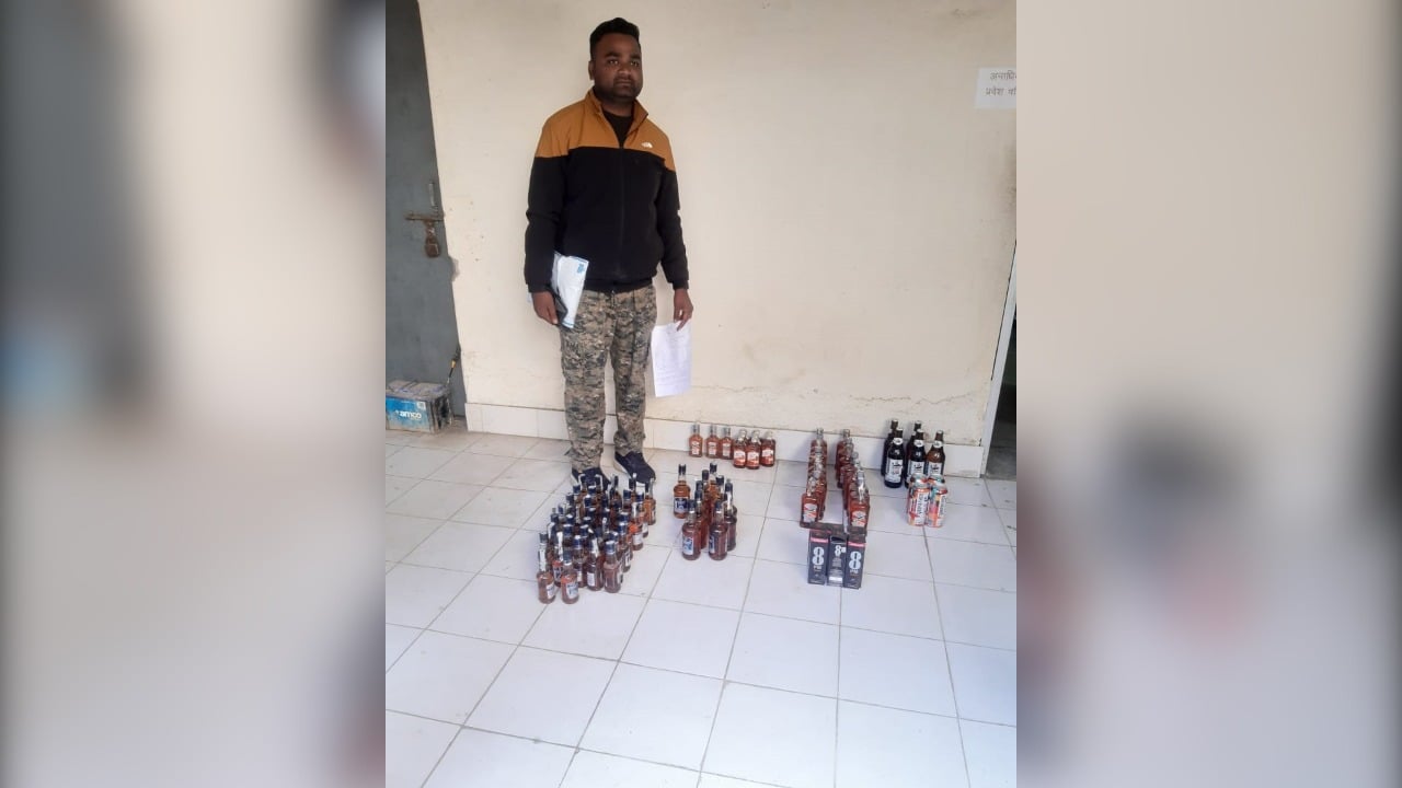 गिरिडीह : नकली शराब के स्टॉक के साथ दो गिरफ्तार, जब्त शराब की जांच में जुटी पुलिस