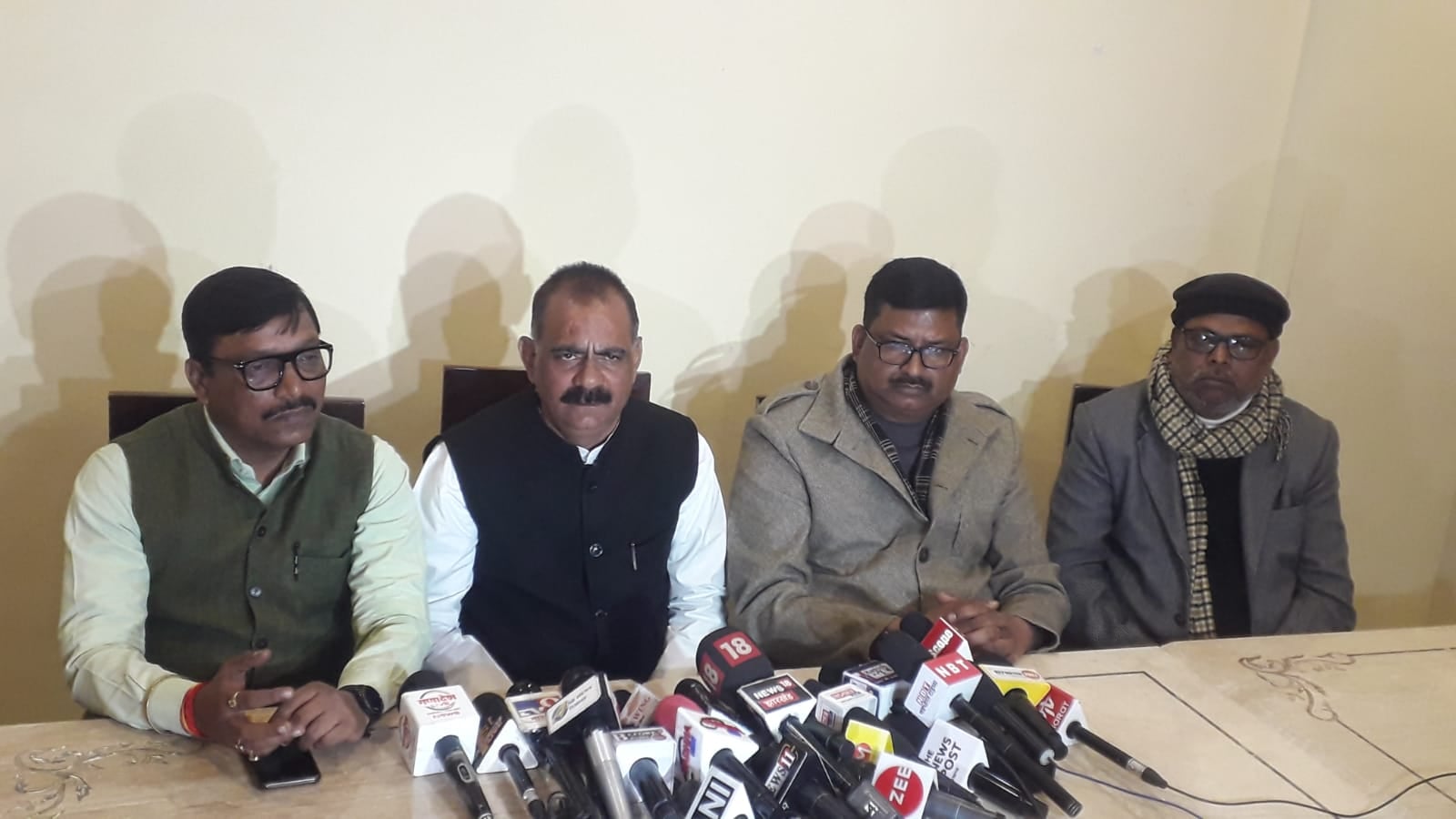 पार्टी से निकालने की अनुशंसा के बाद कांग्रेस के बागी नेताओं ने फिर राजेश ठाकुर के खिलाफ दिखाए तेवर, किसी आदिवासी को प्रदेश अध्यक्ष बनाने की मांग की