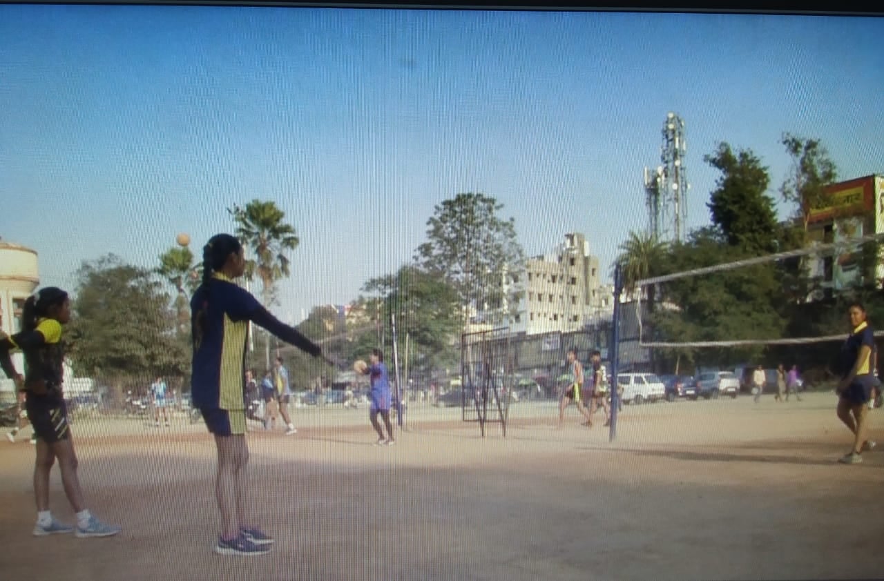 धनबाद: आवारा पशुओ का सड़क पर तो कब्ज़ा था ही, अब खिलाडी है निशाने पर, जानिए पूरा डिटेल्स