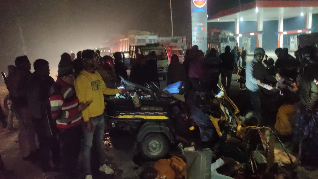 कटिहार: ट्रक और ऑटो में जोरदार टक्कर,  सड़क हादसे में ऑटो सवार 8 लोगों की मौत, लोगों ने आगजनी कर किया प्रदर्शन