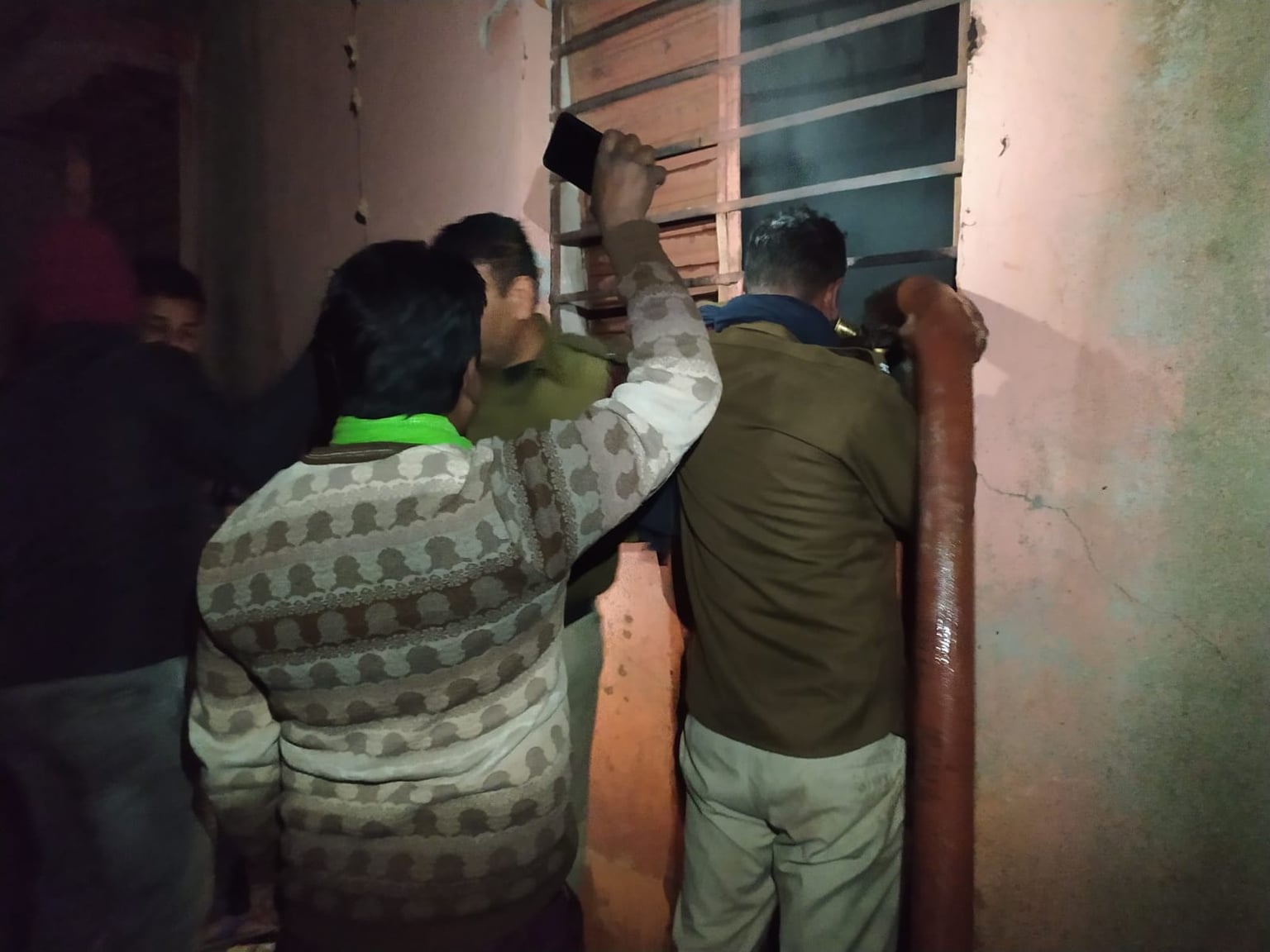 दुमका  : असामाजिक तत्वों का अड्डा बना सरकारी विद्यालय, कभी तोड़ देते दरवाजा तो कभी लगा देते आग, जानिए मामला